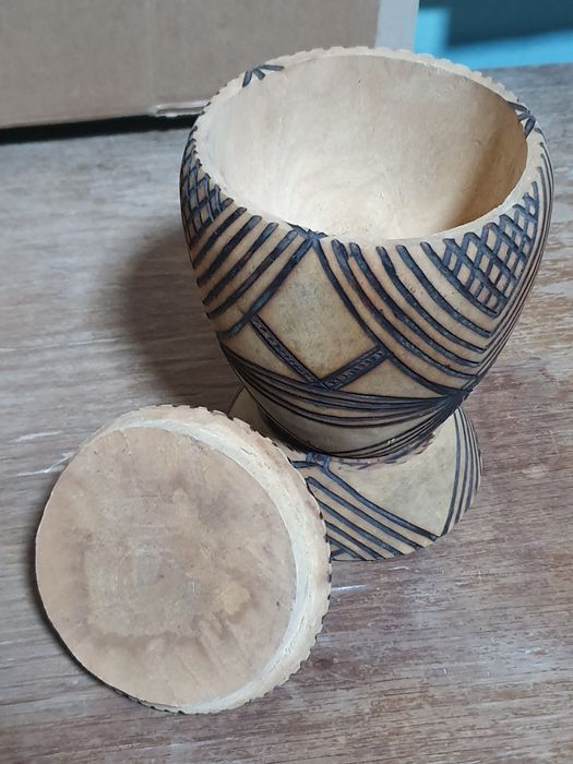 Pote de Madeira com Padrão Étnico Origem Angola