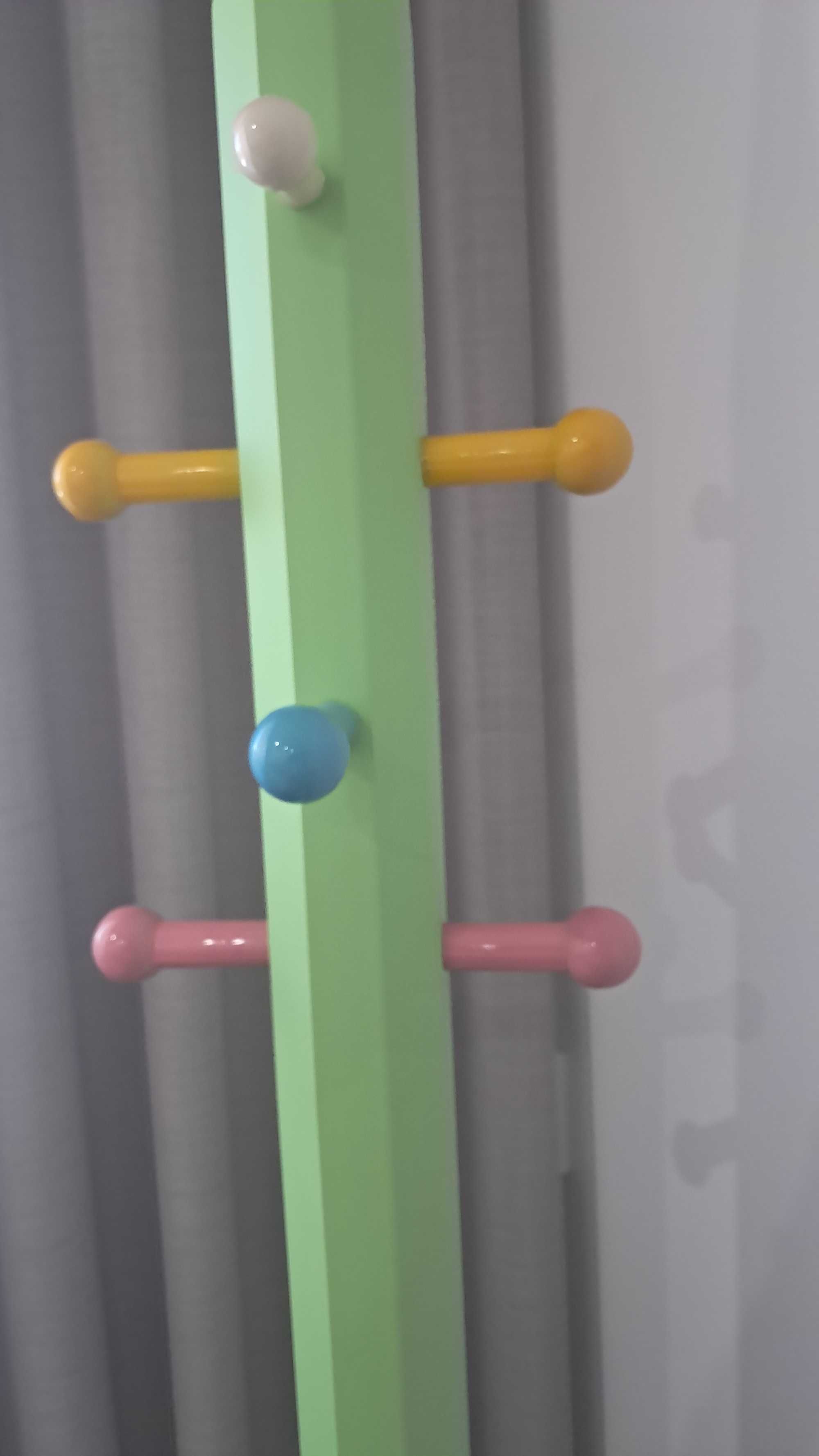 Bengaleiro em forma de lápis de cor para quarto de criança.