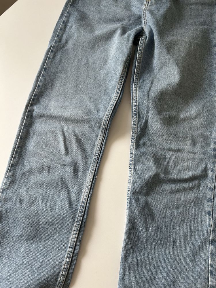 Прямые джинсы с разрезами внизу