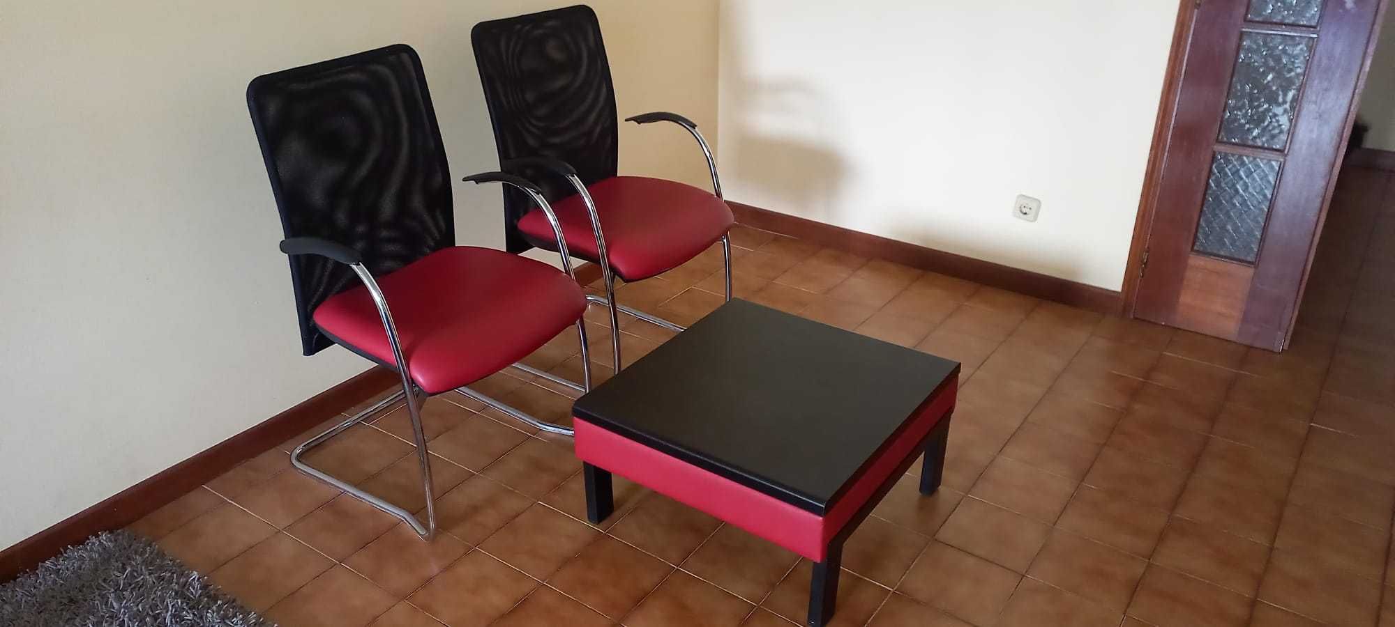 cadeiras com mesa pequena