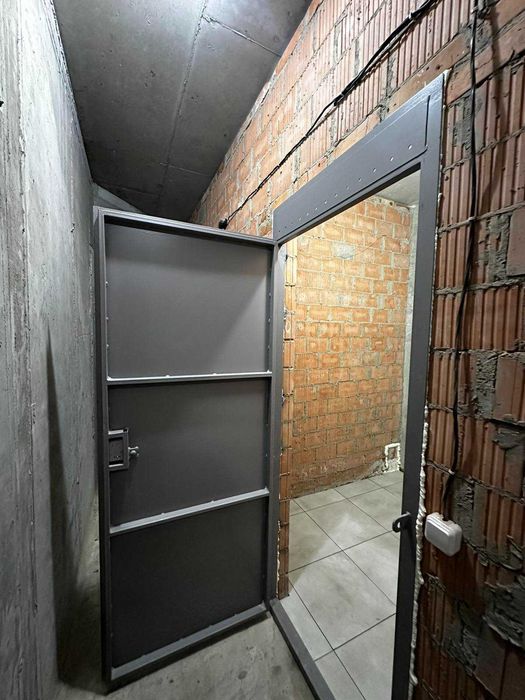 Продам комірку на вул. Шевченка 60 (Семицвіт). 5й корпус. 3,3кв.м.