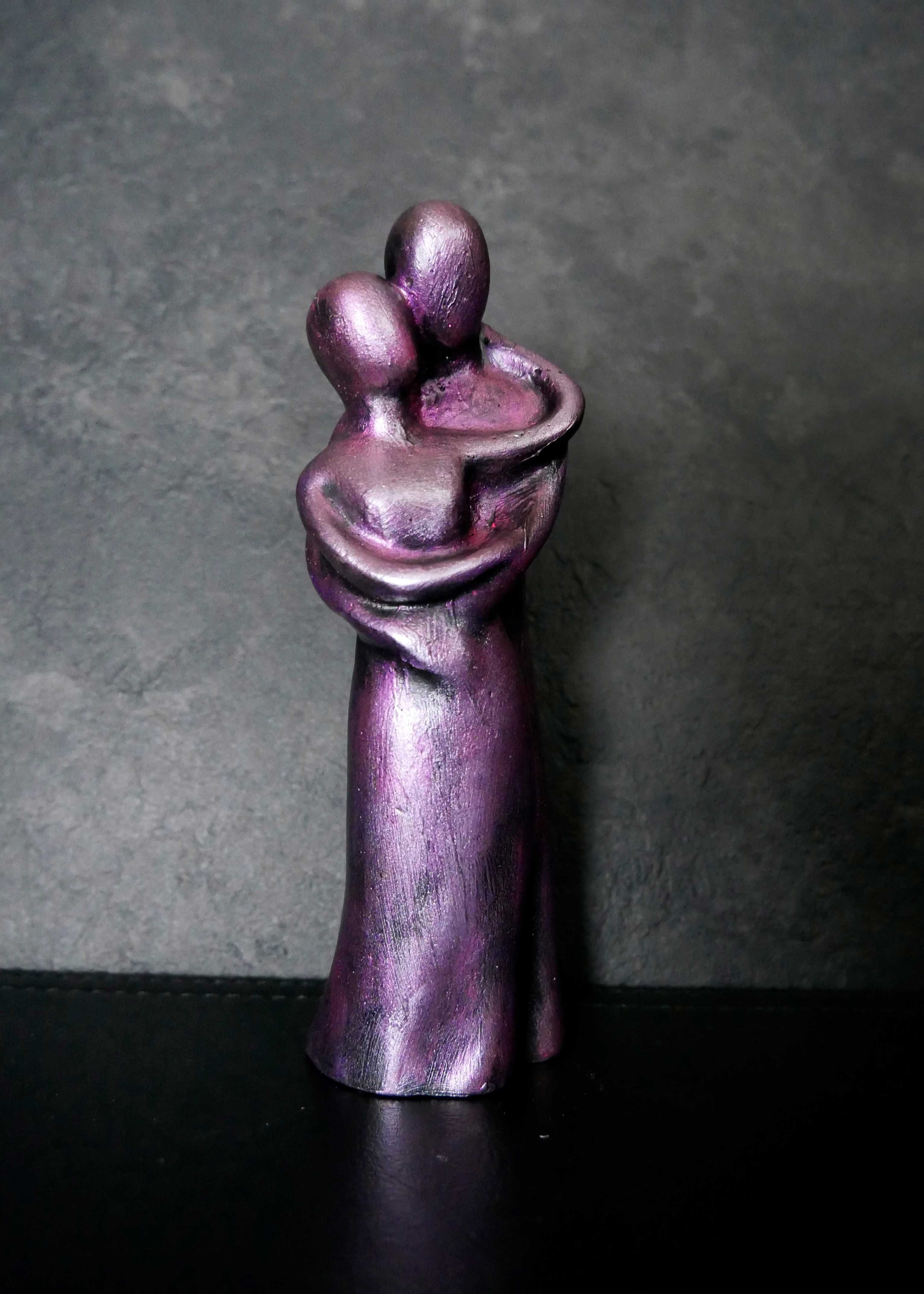 Rzeźba z gipsu, W Twoich Ramionach, fioletowa, wys. 15 cm