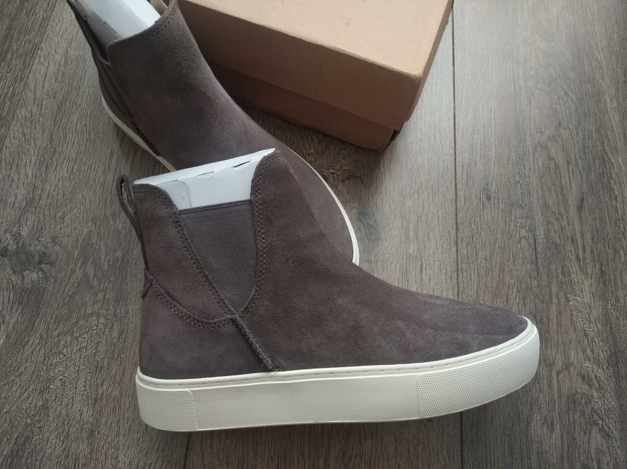 Жіночі демісезонні замшеві челсі UGG черевики на високій білій підошві