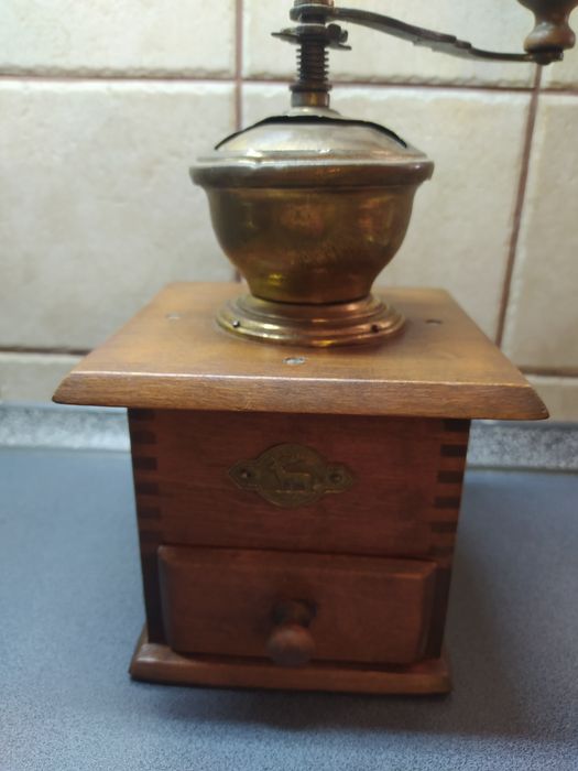 Stary drewniany młynek do kawy