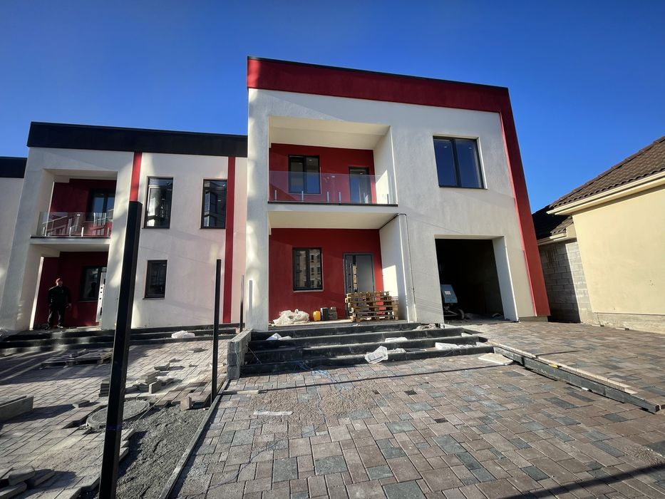 Котедж з гаражем навпроти Спектруму