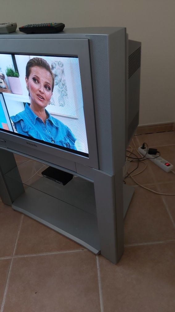 TV Panasonic com móvel ecrã plano 69"