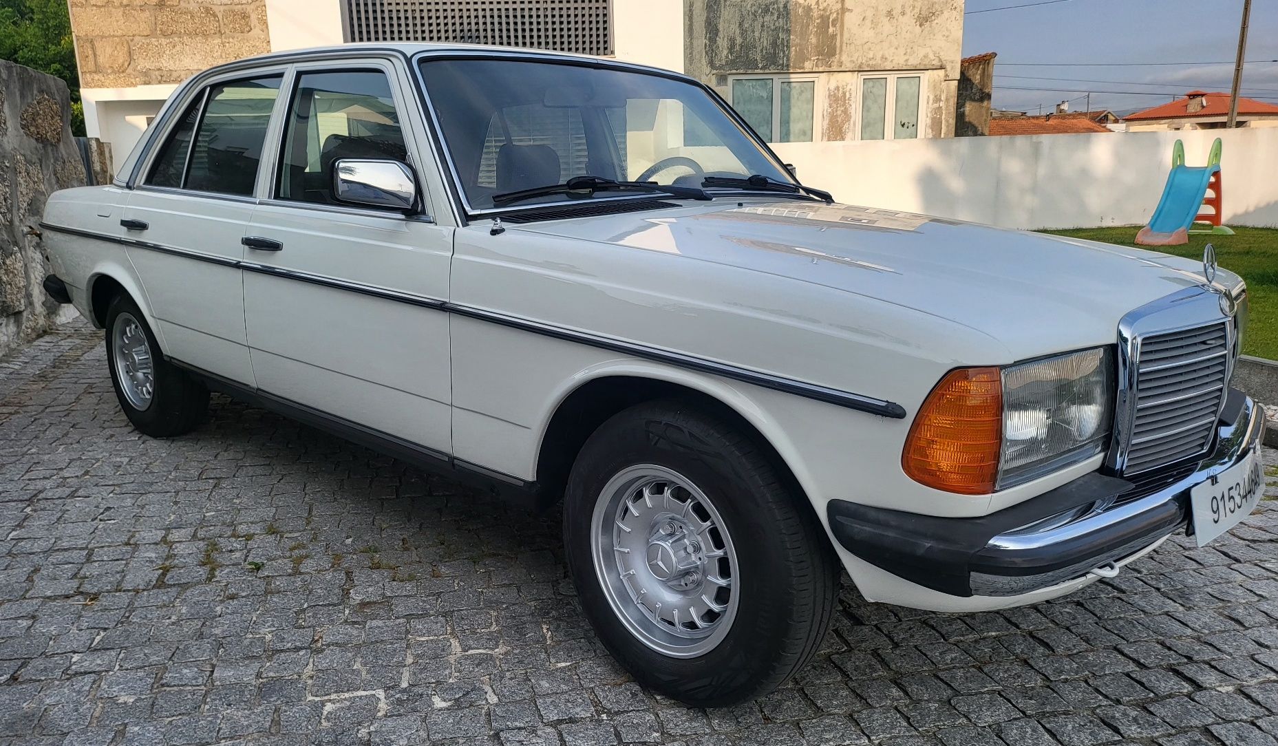 Mercedes-Benz 240D W123