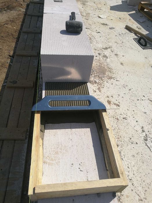 Строительные работы, фундамент,стены, крыша.