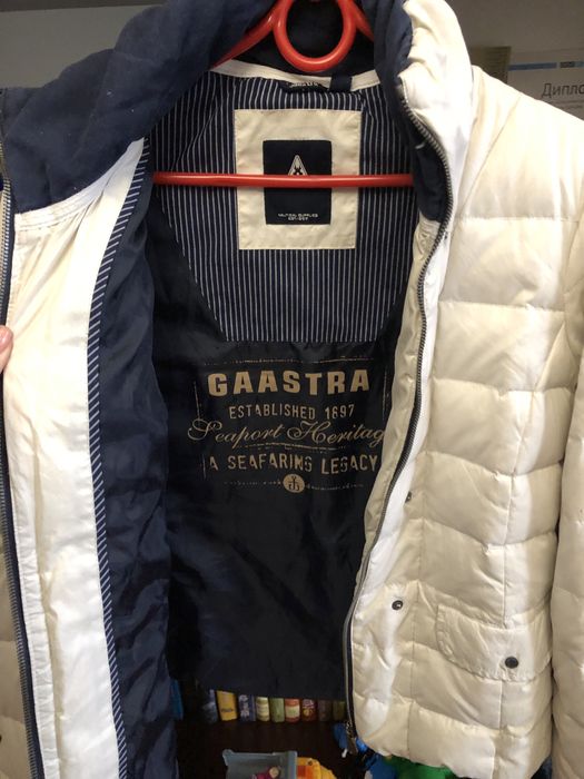 Жіноча фірмова куртка