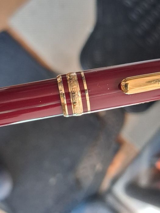 Caneta Montblanc Classic burgundy e ouro