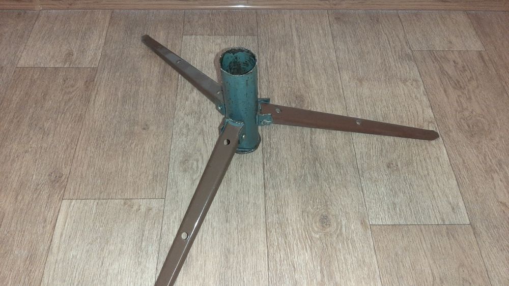 Тримач тринога для ялинки