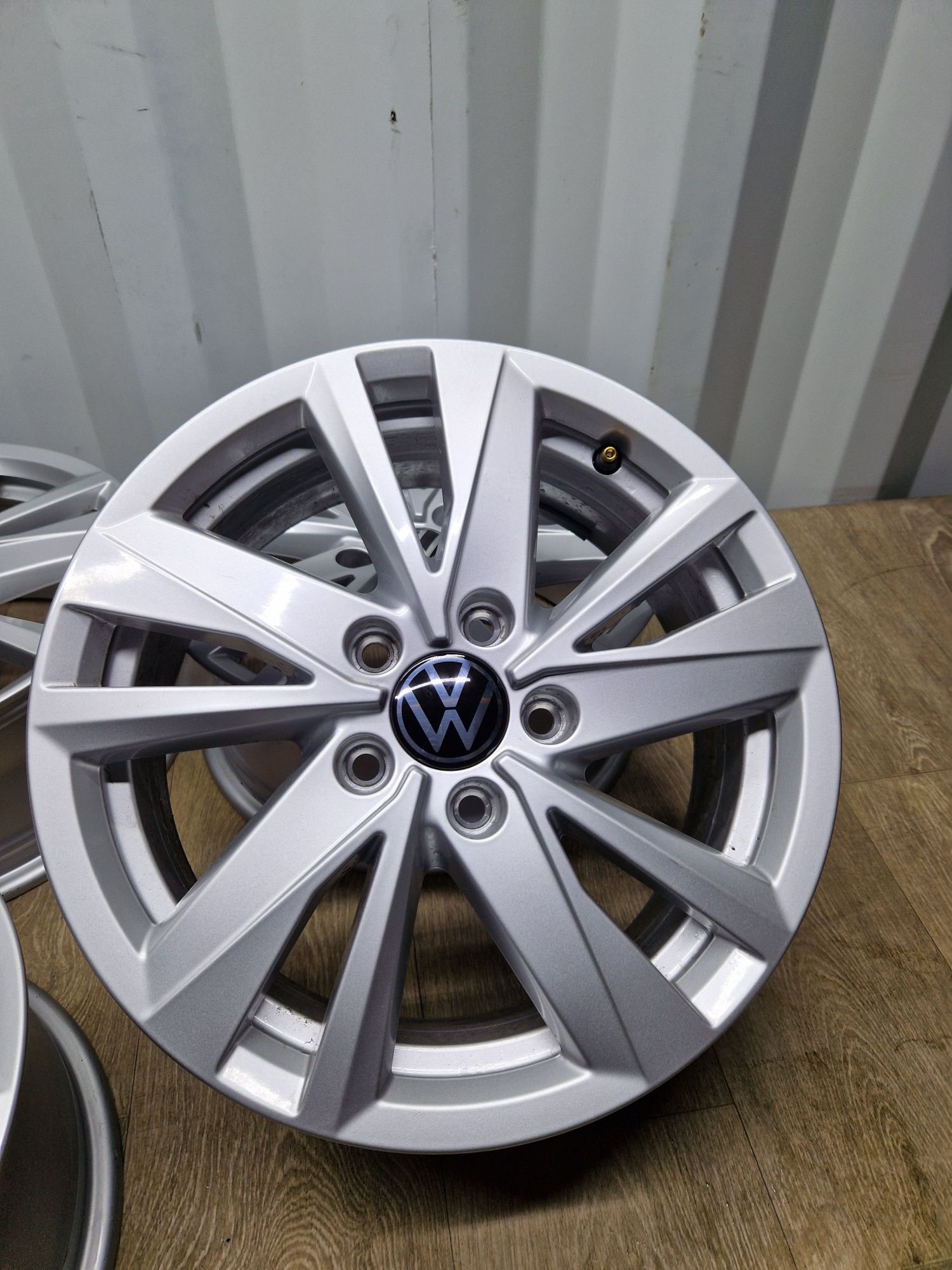 Felgi 16 vw touran caddy golf 5x112 6.5j et 48 os 57.1