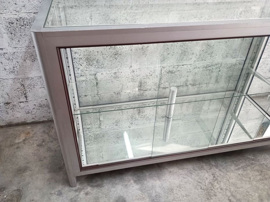 Vitrine / balcão expositor estrutura em alumínio, fundo em espelho, re