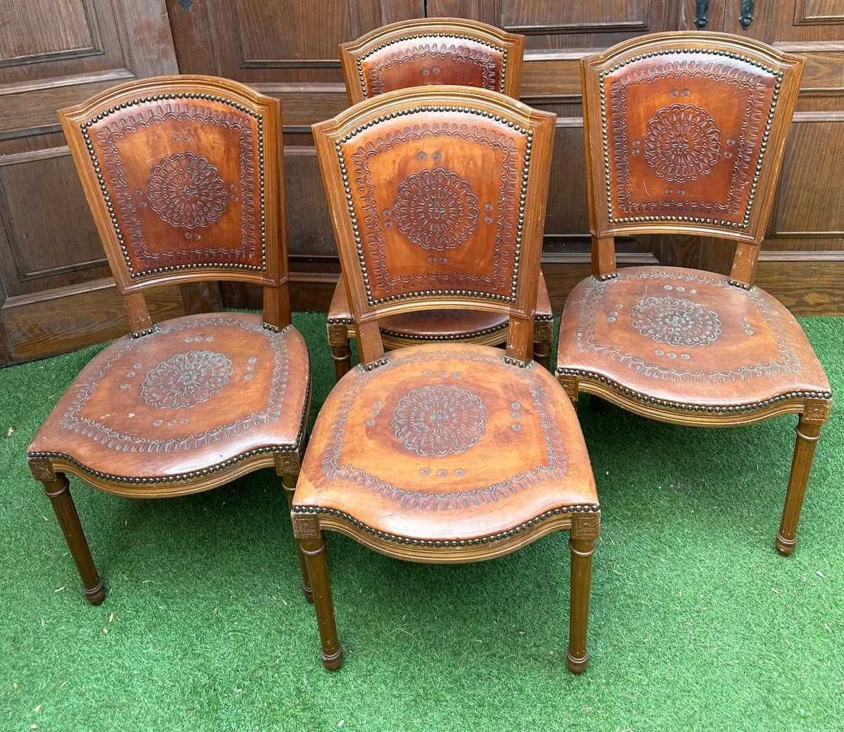 Cadeiras de sala em madeira maciça e couro, em bom estado