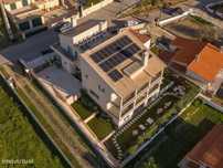Moradia espaçosa e renovada, situada numa bonita encosta das Azenha...