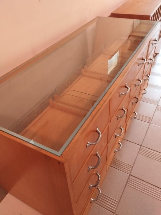 Witryna sklepowa z szufladami