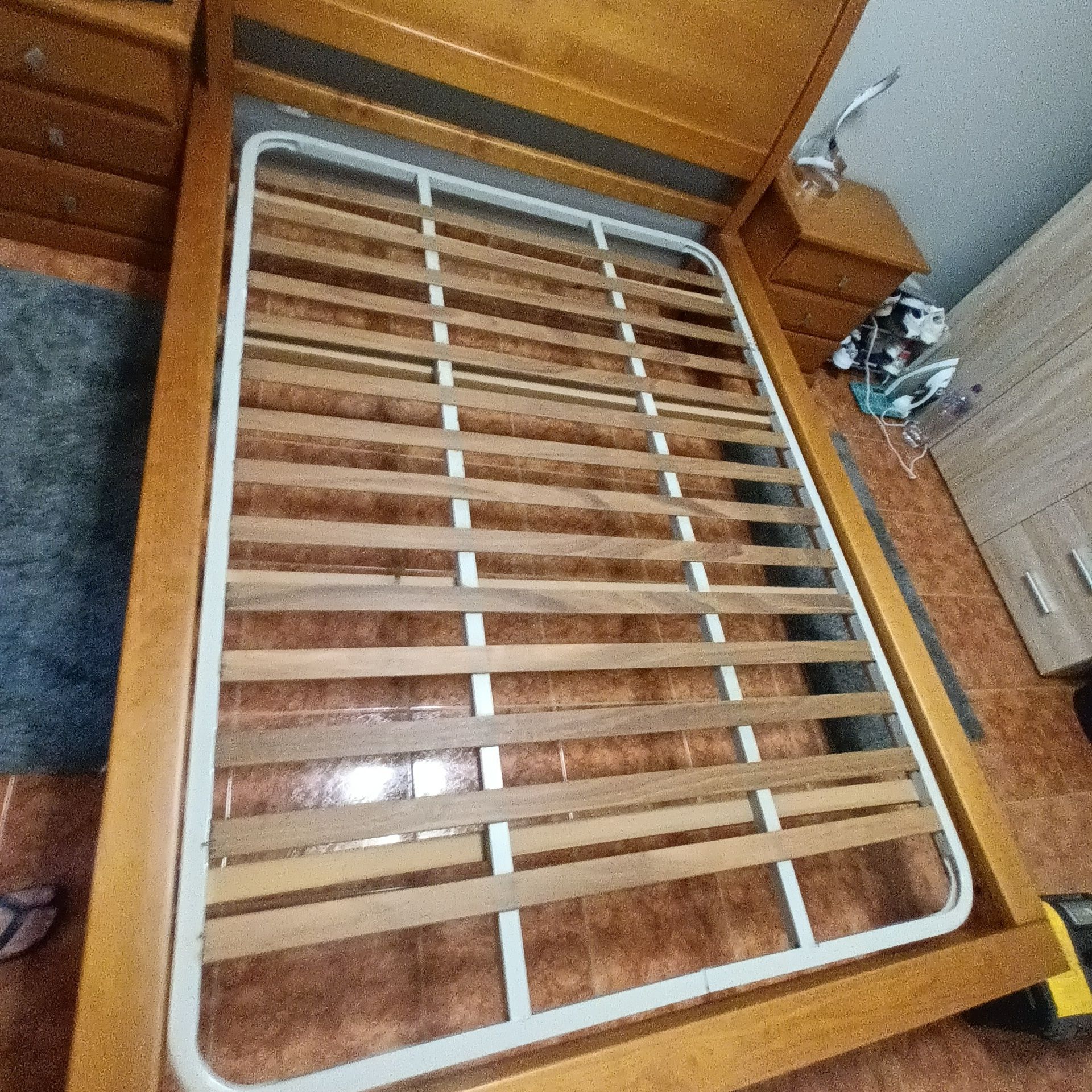 Vendo cama casal grande, com colchão