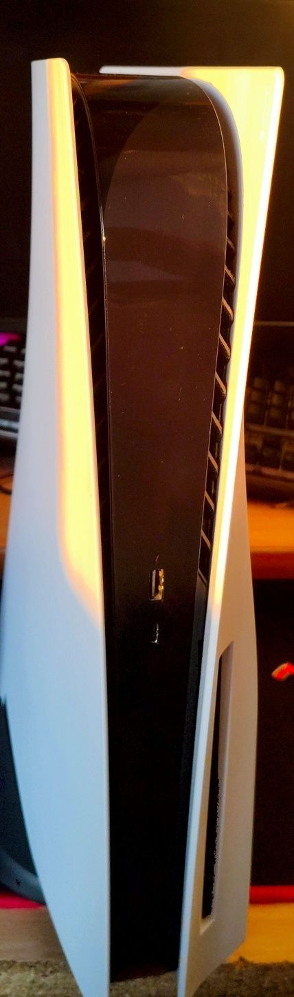 Sprzedam konsolę PlayStation 5 (PS5) – wersja z napędem.