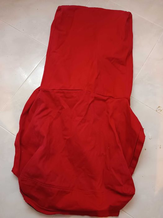 Conjunto de 4 cadeiras IKEA modelo Henriksdal inclui capa vermelha