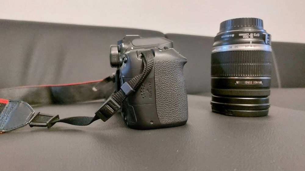 Canon 80D + Lente EF 18-200mm