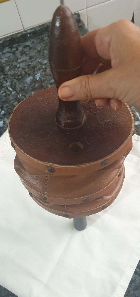 Abafador em pele com suporte em metal