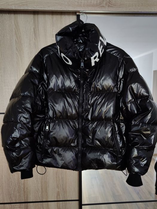 Czarna lakierowana kurtka puchowa Revanstudio