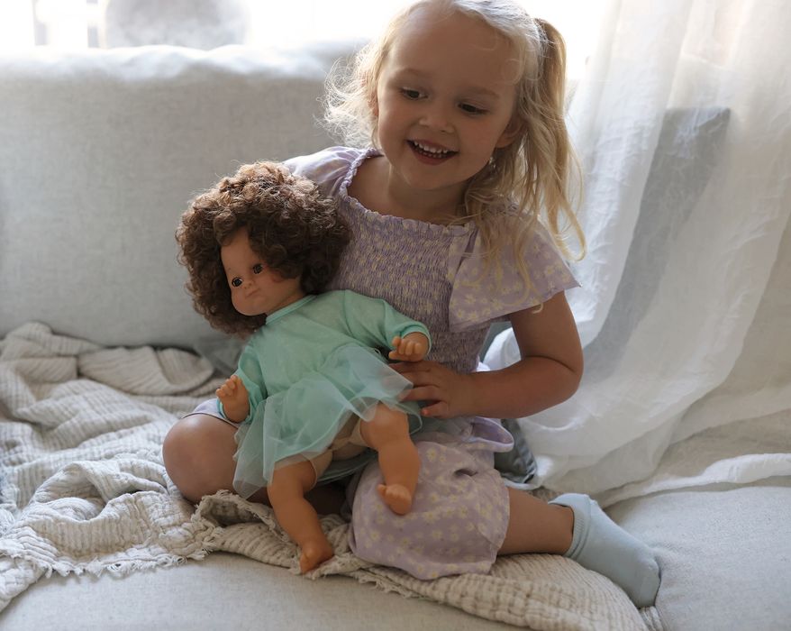 Duża lalka interaktywna Lillan brunetka odgrywanie ról Skrallan