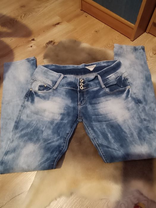 damskie jeansy z efektem sprania (acid wash)