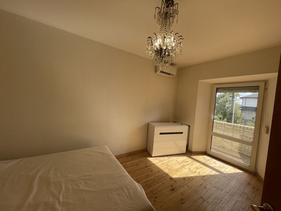 Продам будинок з басейном і підвалом на березі річки