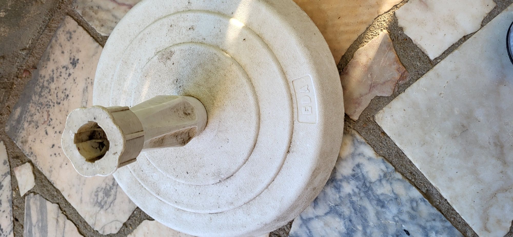 Base de chapéu de sol cheia com cimento  outra para encher com água