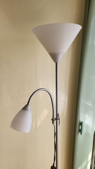 Lampa do czytania do salonu stojąca
