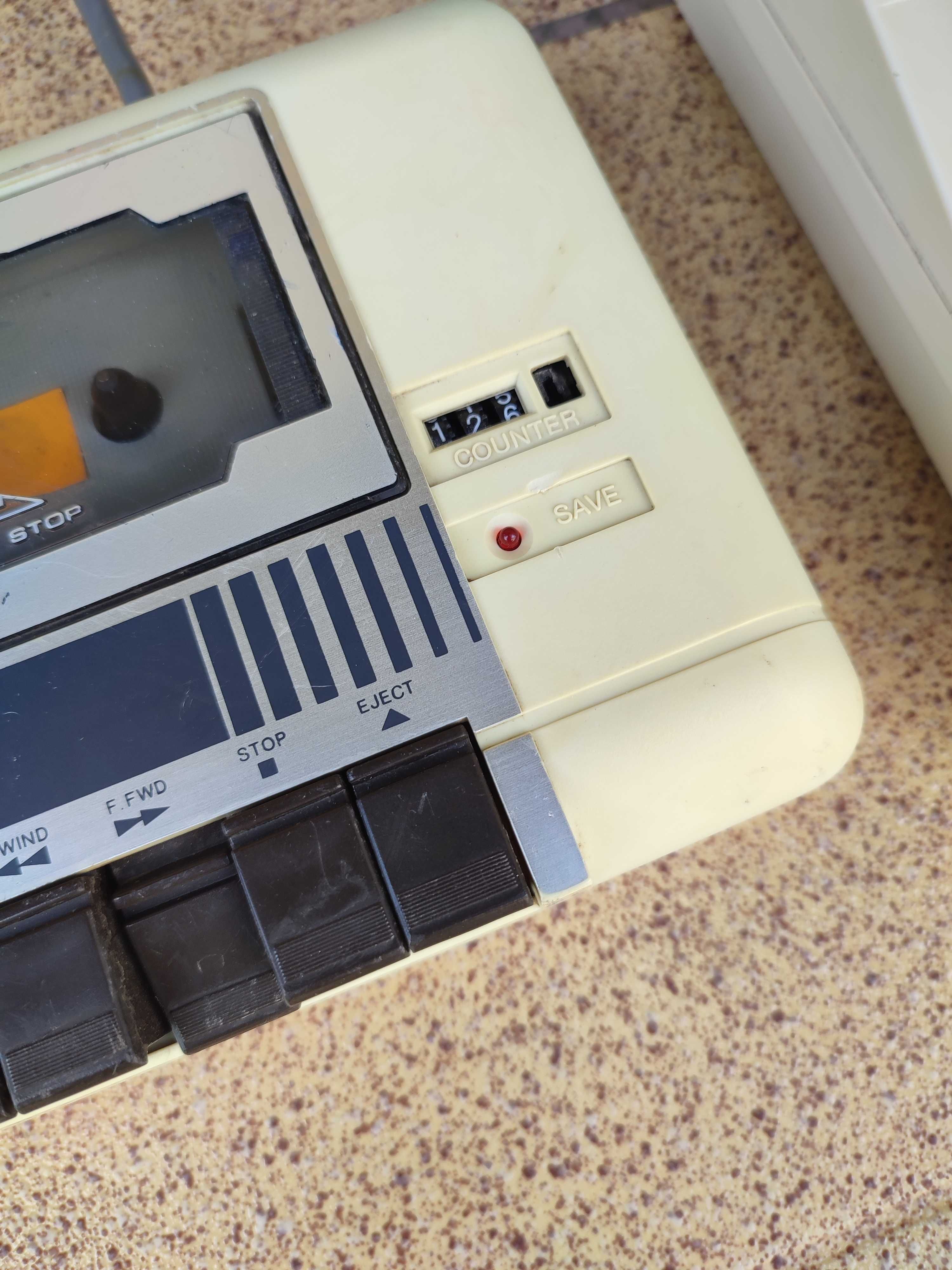 Commodore C64 w zestawie z magnetofonem i zasilaczem.