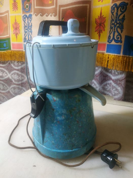 Електрическая соковыжималка