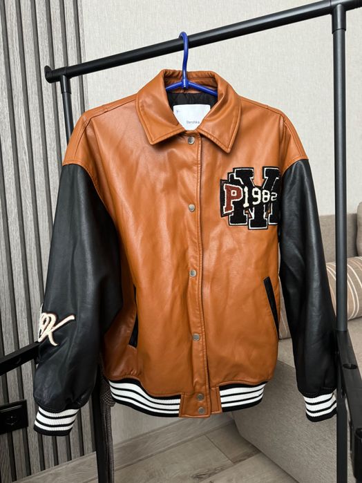 Бомбер жіночий Bershka