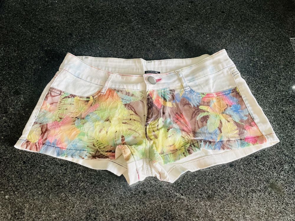 Kolorowe krótkie spodenki marki Calzedonia