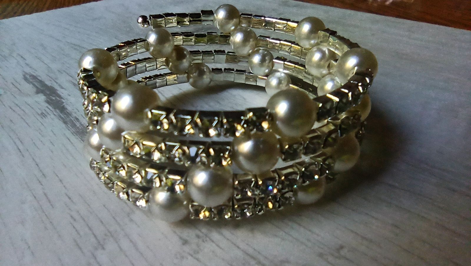 Elegancka bransoletka w kolorze srebrnym z perełkami