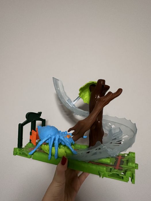 Трек Hot Wheels Атака павука