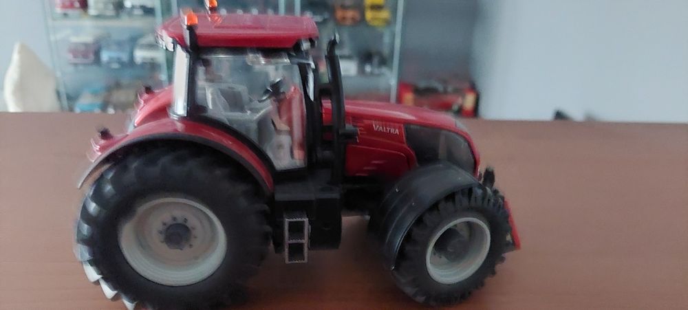 Model 1:32 Traktor Valtra SIKU