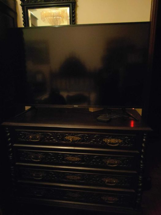 Mobília de quarto antigo, de Bilros, em madeira de pau-santo.