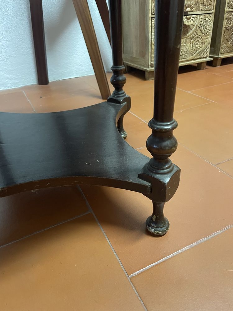 Mesa em pedra e madeira