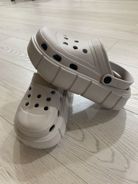 Крокси на платформі