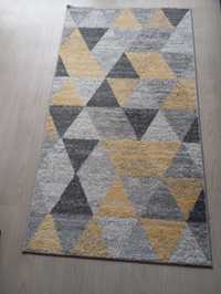 Dywan 150 x 80 szaro - żółte trójkąty