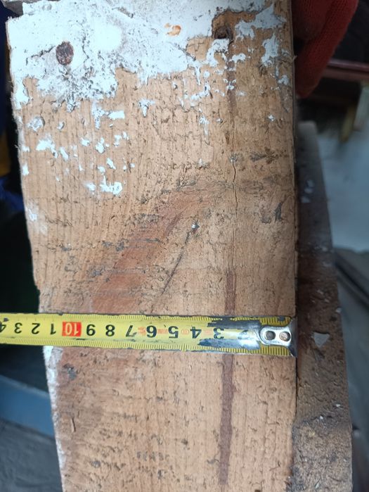 Двері в сарай з коробкою.