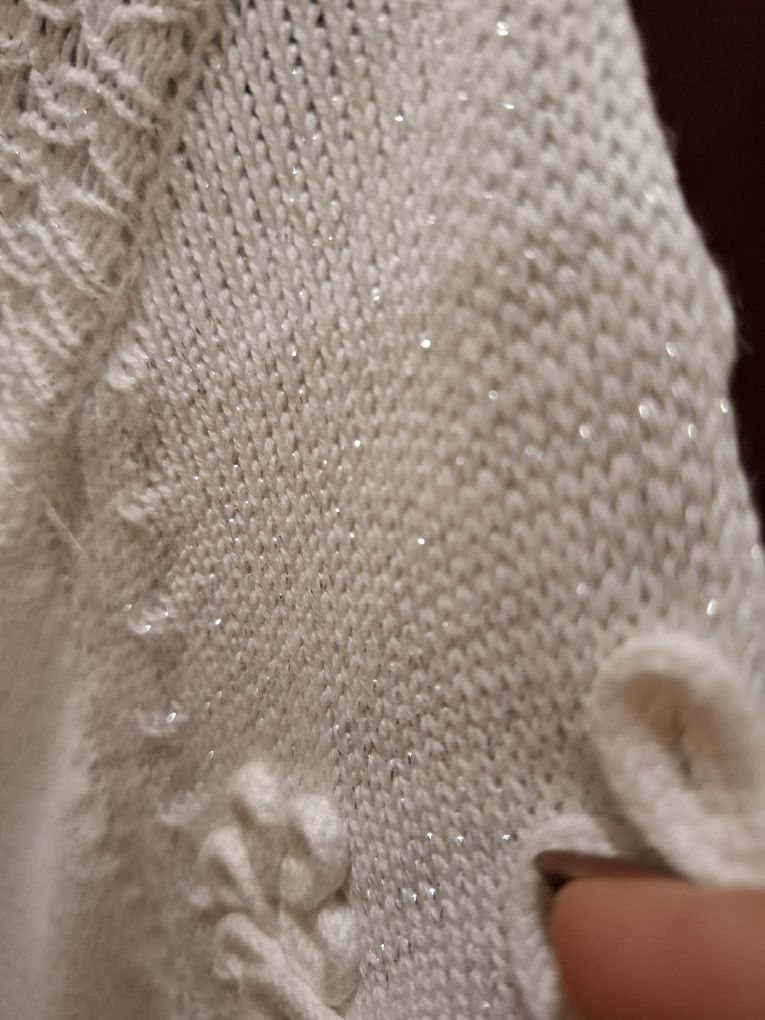 Camisola branca com renda nas mangas