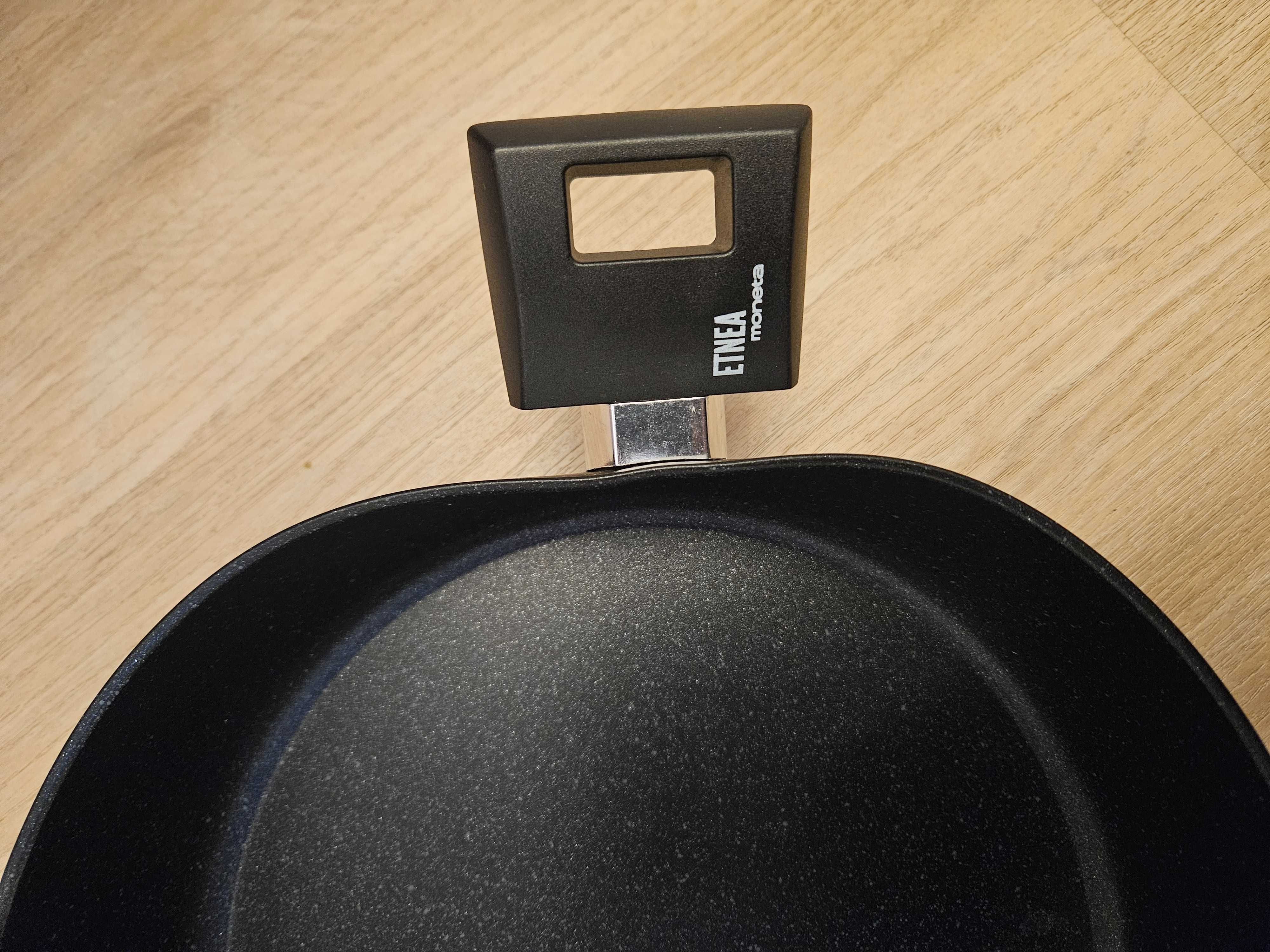 Patelnia tradycyjna Moneta 28 cm aluminiowa z czarnymi uchwytami