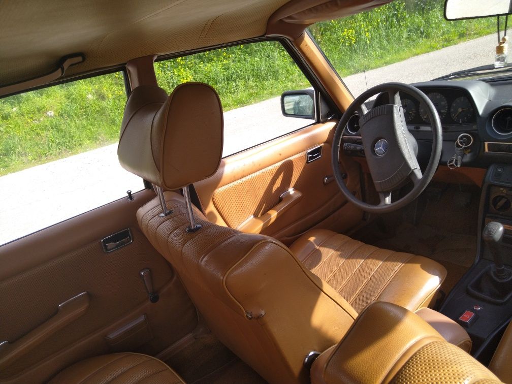 Mercedes-Benz 220D 1978 – Clássico em bom estado