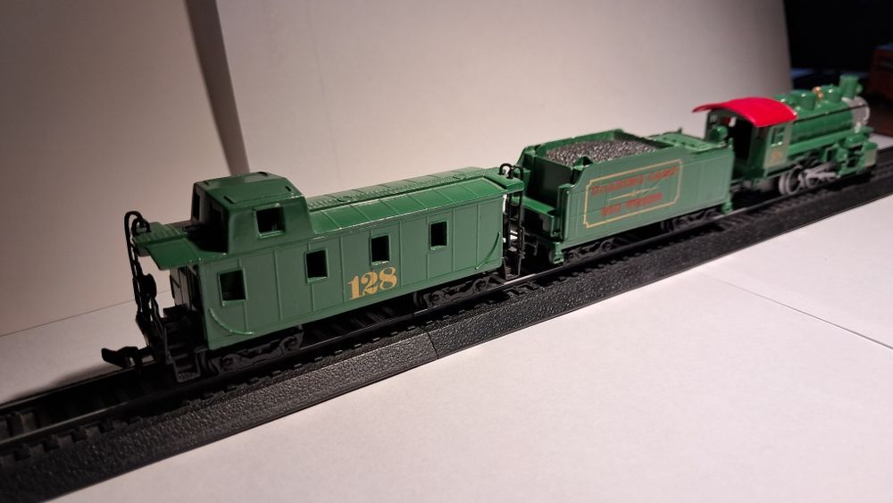 Parowóz Maisto z weglarką oraz wagonem pocztowym 1:131