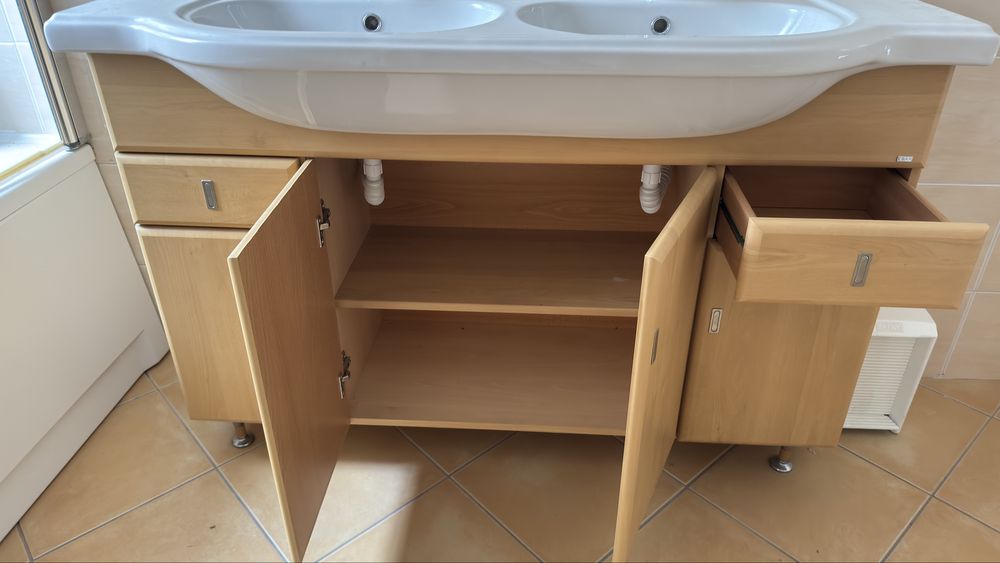 Movél WC com 1,30m com dois lavatórios.