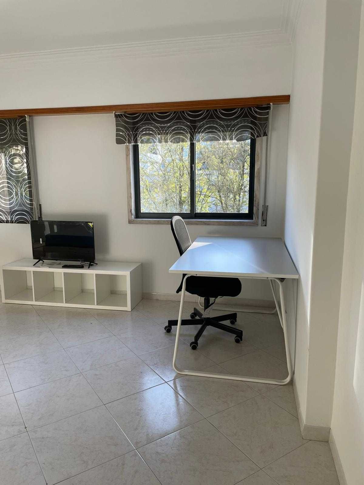 Quarto para arrendar na Amadora próximo Metro/CP
