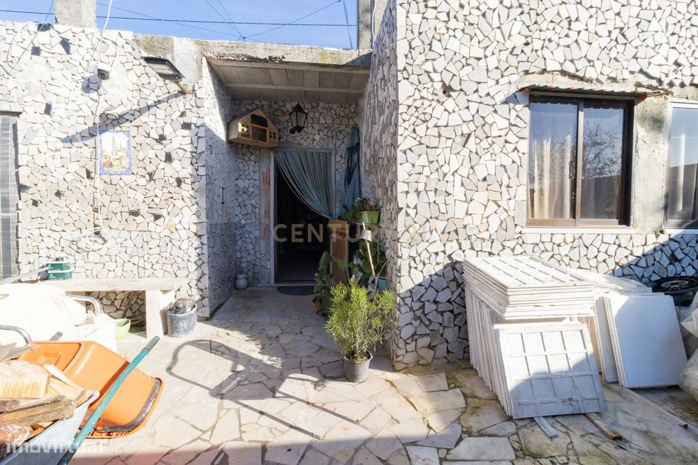 Terreno de 190m² com Moradia em Construção – Aldeia da Lameira